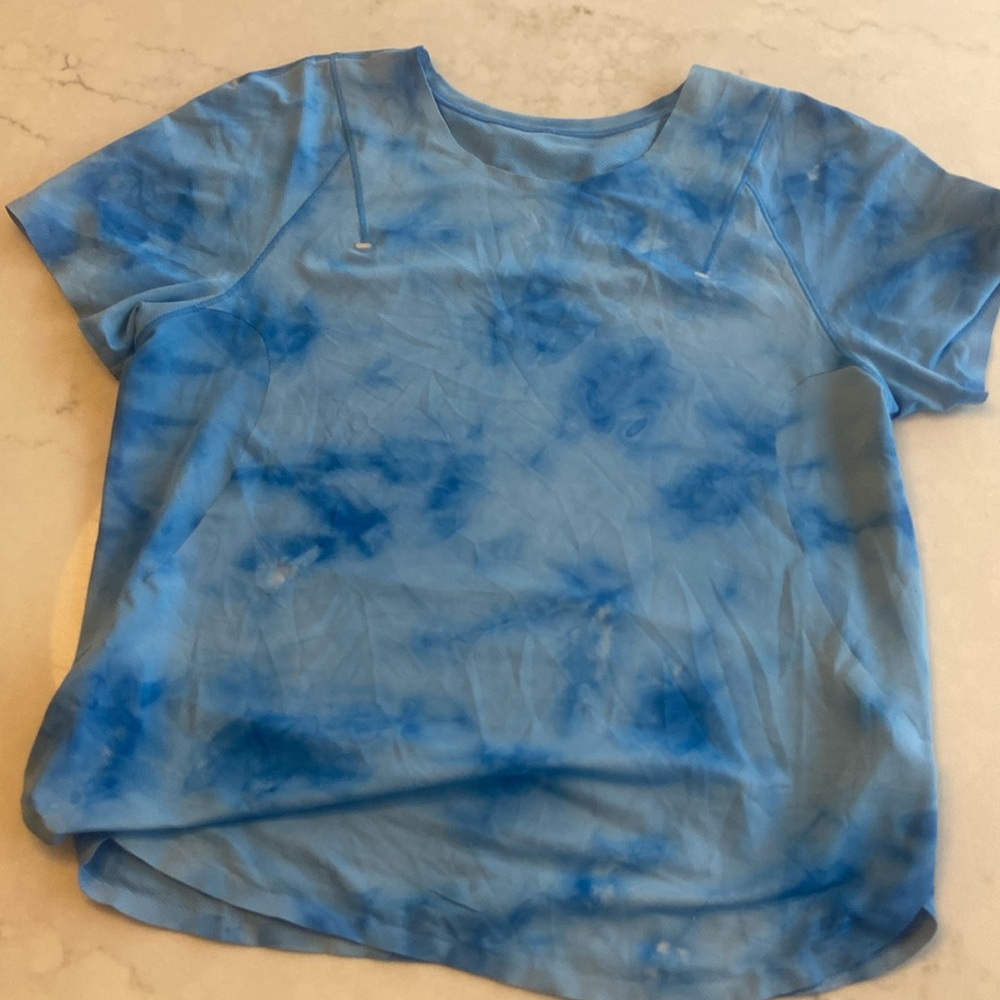 Like new Lululemon lightweight blue tie dye workout top. Size 6.
